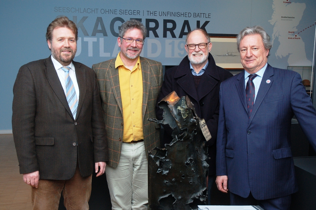 Gruppenbild in der Ausstellung (Foto: Horst Kiel)