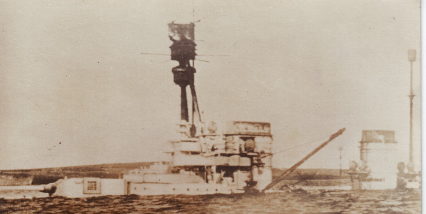 Schlachtkreuzer Hindenburg nach der Selbstversenkung (Foto: Deutsches Marinemuseum - Ausschnitt)