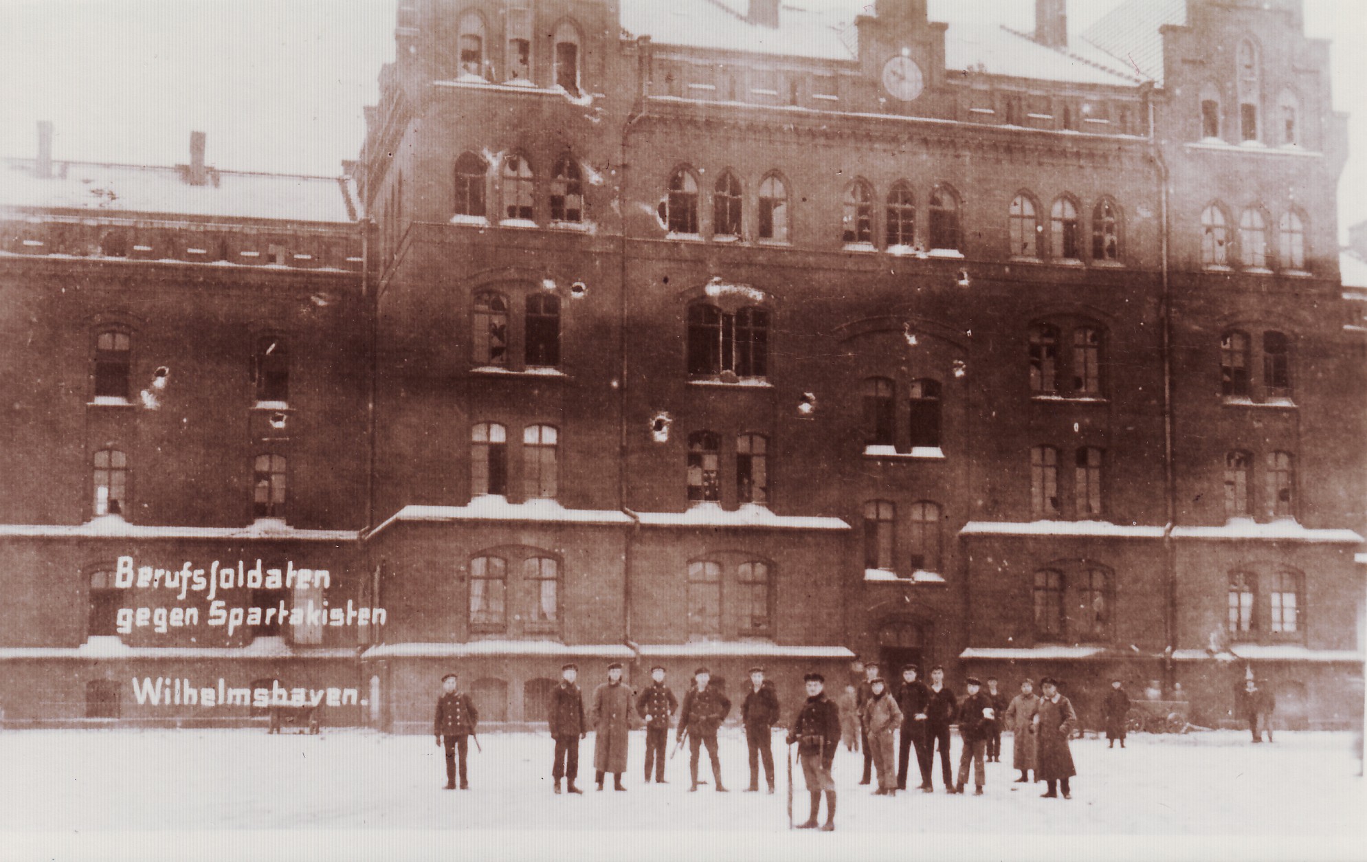 Tausendmannkaserne nach den Januarunruhen (Sammlung Deutsches Marinemuseum)