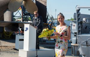 Letzter Auftritt einer langjährigen Gefährtin: Unter der Leitung von Frau Dr. Schormann, die ab Herbst ein neues Amt antritt, förderte die Niedersächsische Sparkassenstiftung zahlreiche Projekte des Marinemuseums. Im Hintergrund Museumsleiter Dr. Stephan Huck (Foto: Deutsches Marinemuseum / Torsten Wieland)