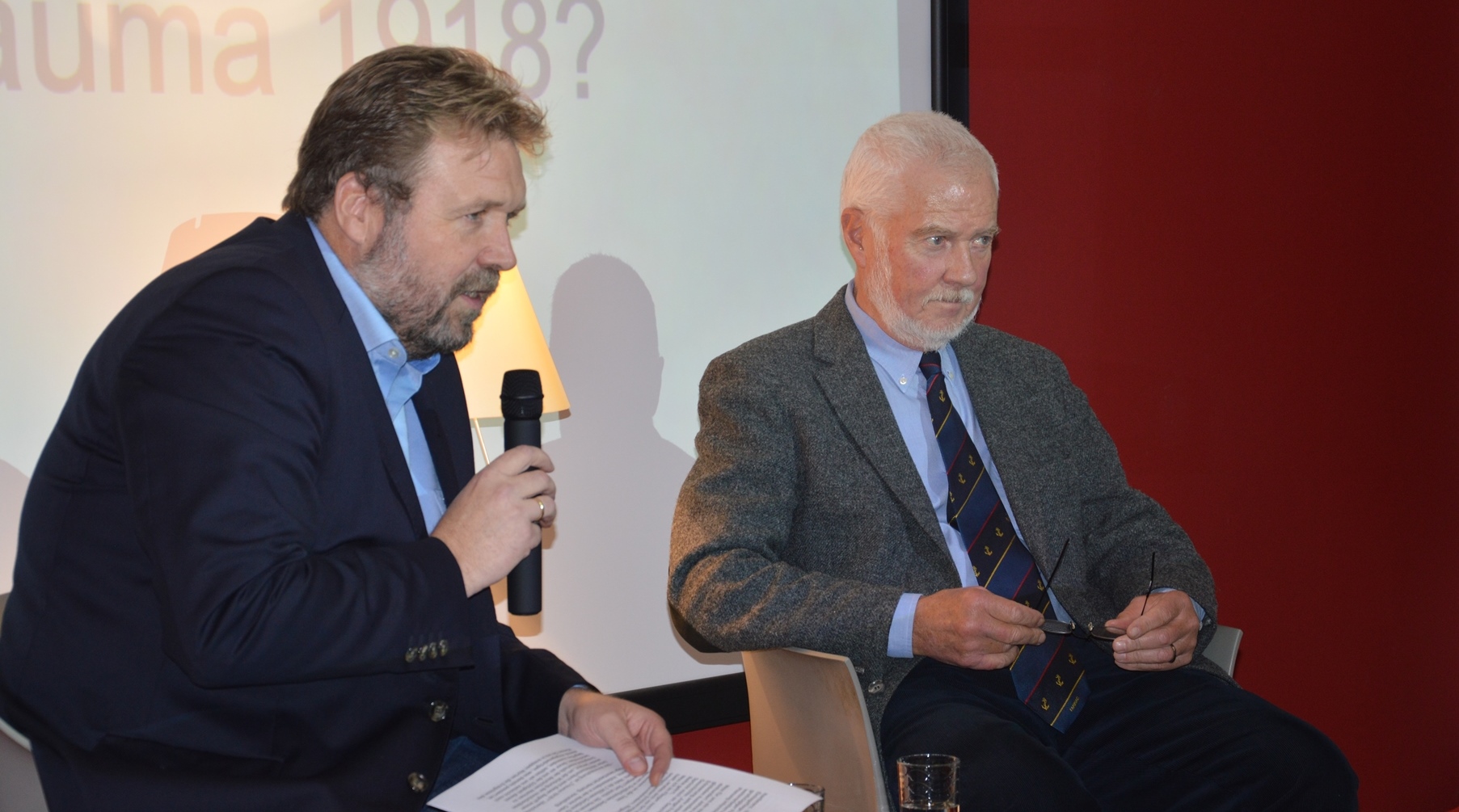 Stephan Huck (links) und Dieter Hartwig (rechts) im Gespräch (Foto: Deutsches Marinemuseum / Daniel Hirschmann)