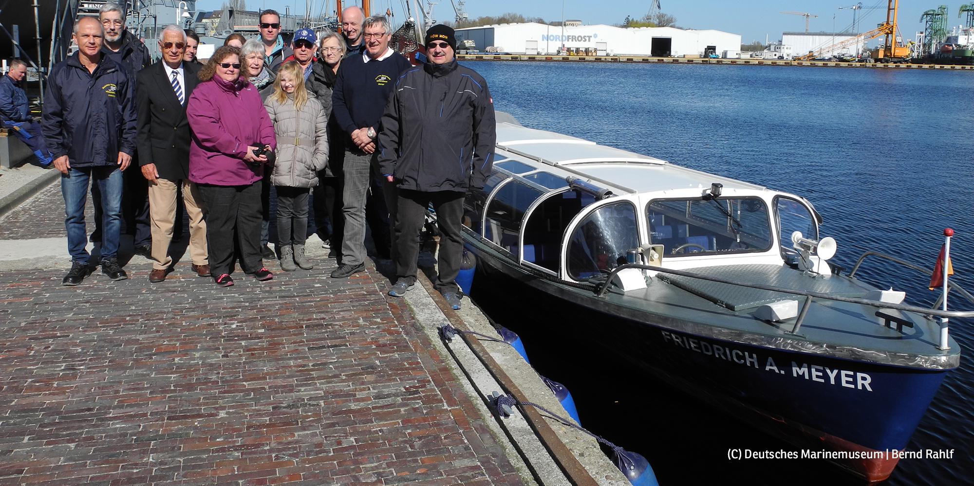 Gäste und Crew mit der Barkasse Friedrich A. Meyer (Foto: Deutsches Marinemuseum | Bernd Rahlf)