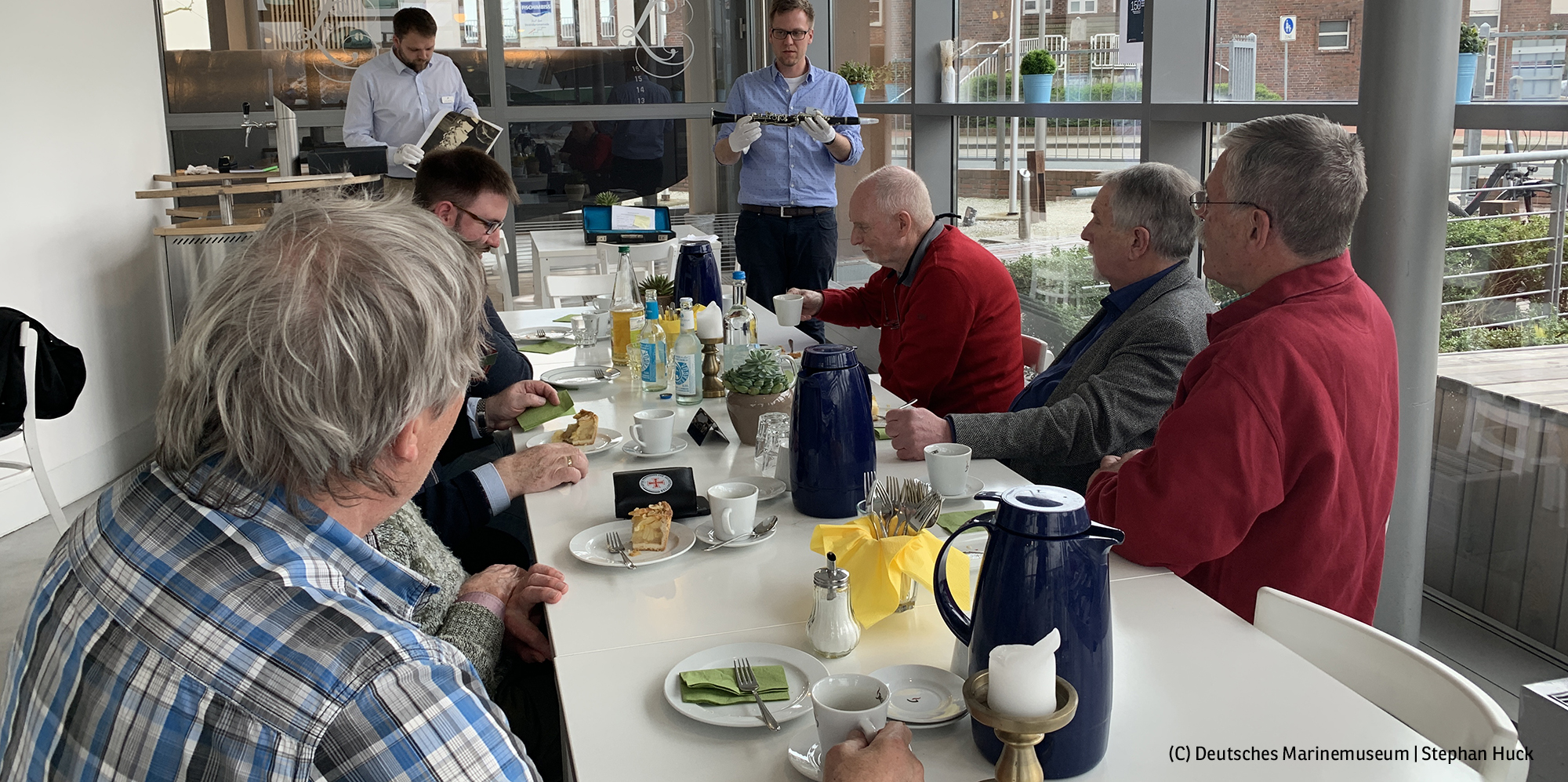 Museumsmitarbeiter und Museumsfreunde im Museumscafé (Foto: Deutsches Marinemuseum | Stephan Huck)