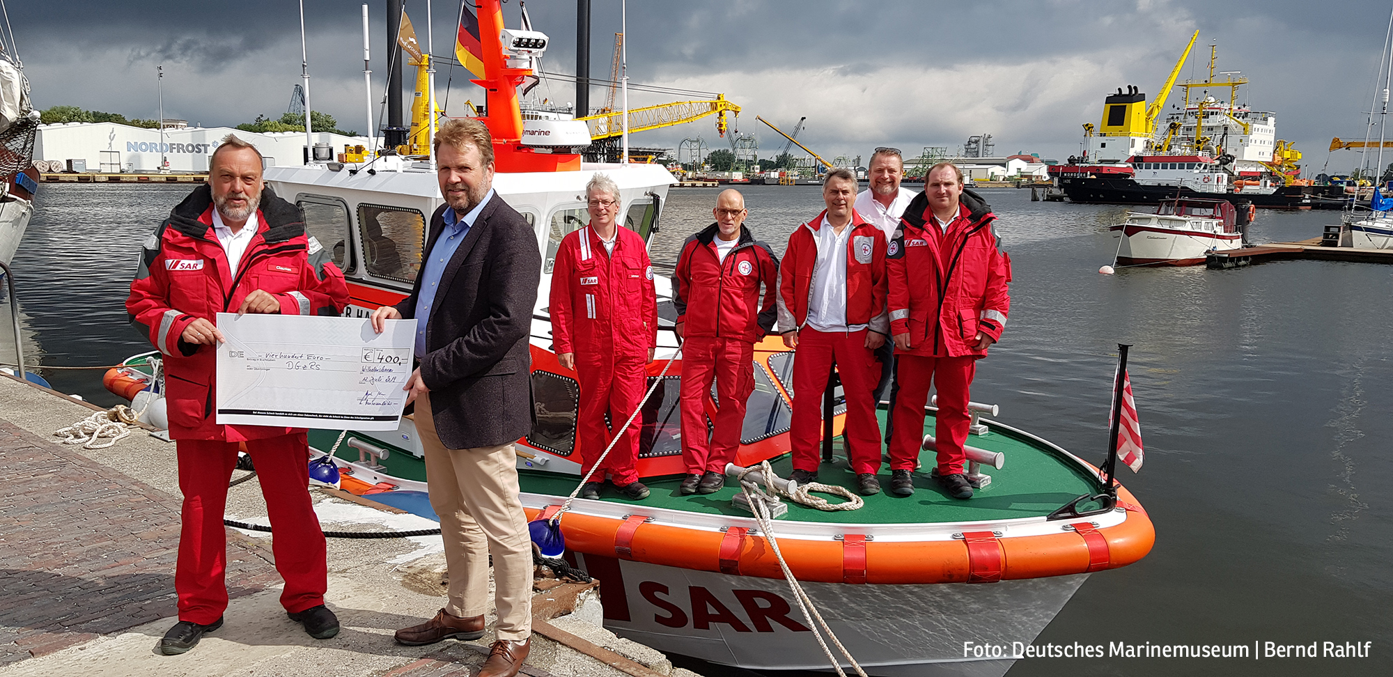 Erwin Clausen und Dr. Stephan Huck vor PETER HABIG mit Besatzung (Foto: Deutsches Marinemuseum | Bernd Rahlf)