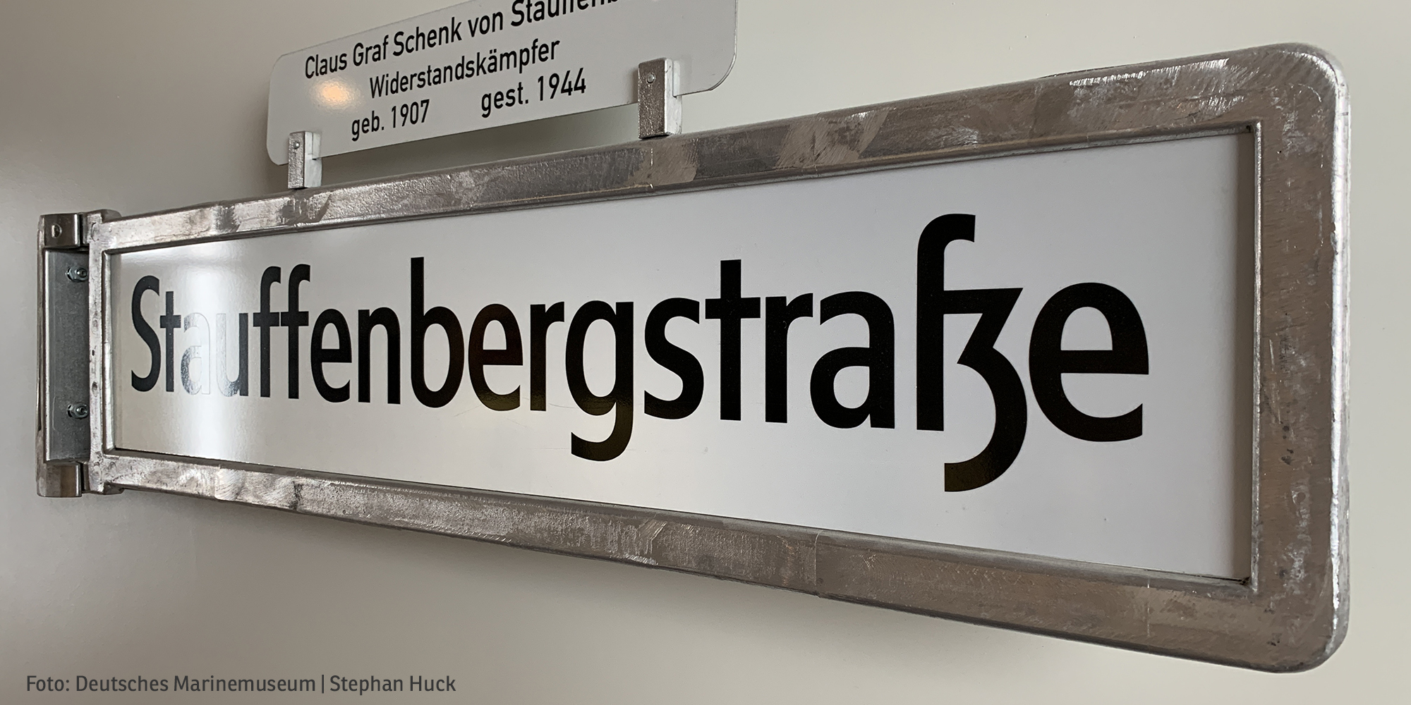 Straßenschild Stauffenbergstraße (Foto: Deutsches Marinemuseum | Stephan Huck)