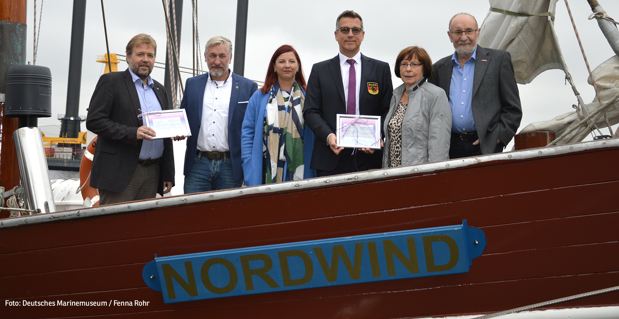 Spendenübergabe an Bord der "Nordwind", v.l.n.r.: Dr. Stephan Huck, Matthias und Heidi Eiben, Carsten Schröder, Heidi und Wilfried Eiben (Foto: Deutsches Marinemuseum / Fenna Rohr)