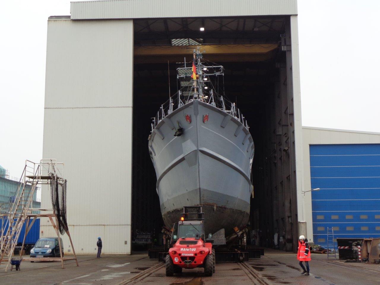 Minenjagdboot Weilheim auf dem Weg in die Halle