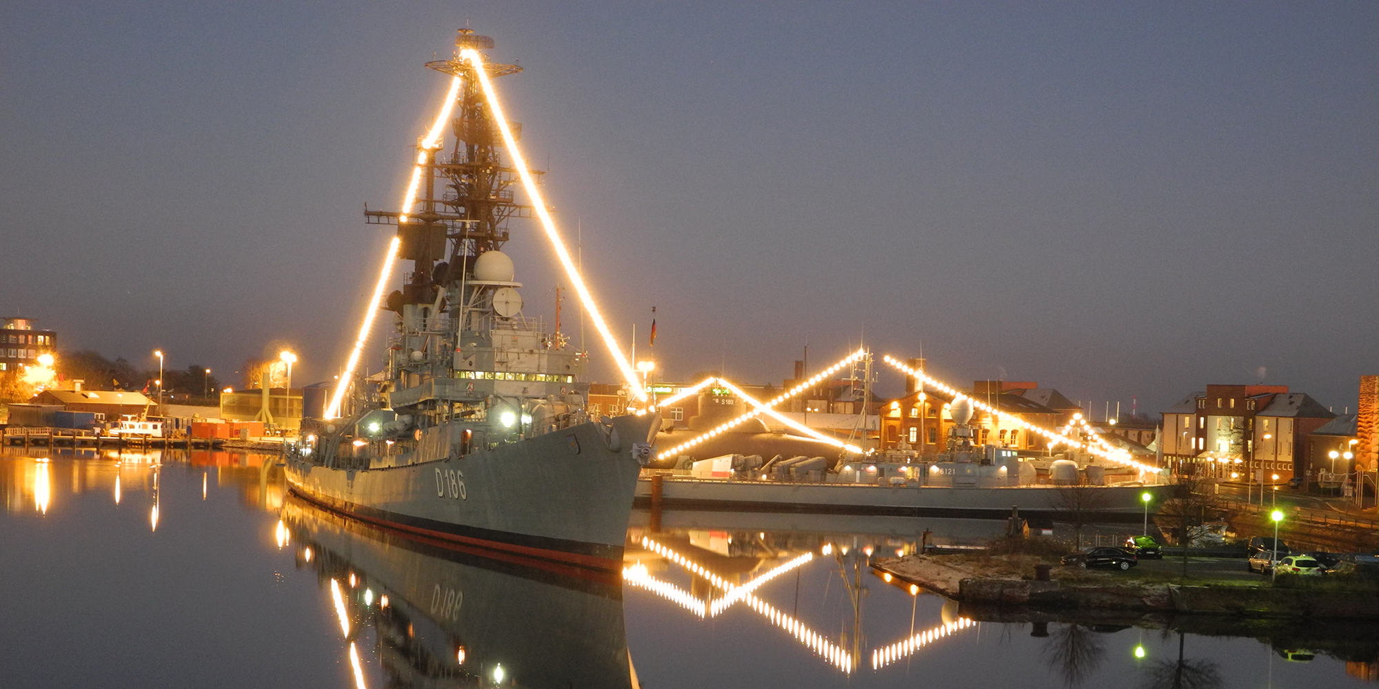 Marinemuseum in weihnachtlichem Licht